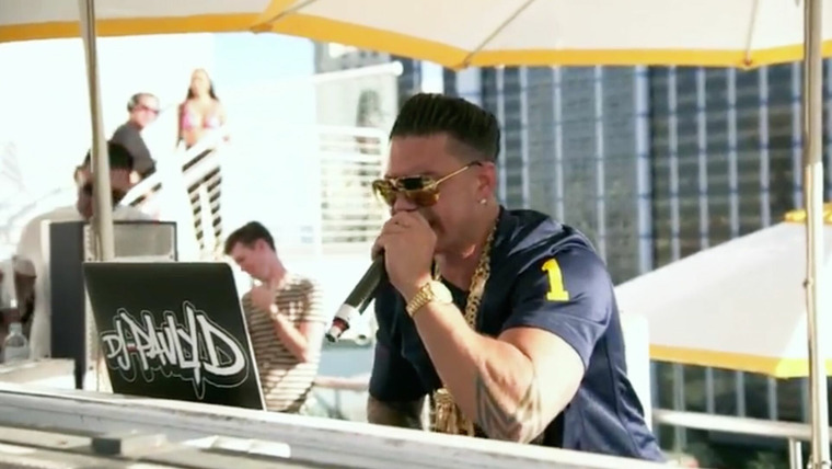 Double Shot at Love — s02e07 — DJ Pauly D Day