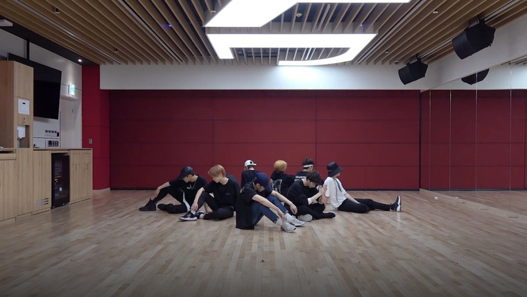 Stray Kids — s2018e118 — [Dance Practice] «My Pace»
