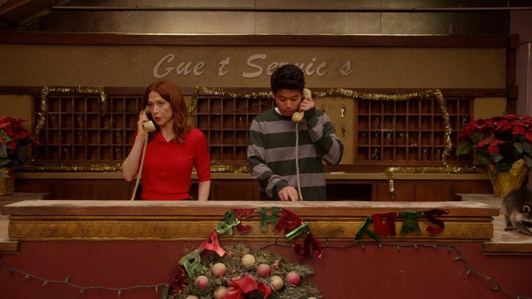 Несгибаемая Кимми Шмидт — s02e08 — Kimmy Goes to a Hotel!