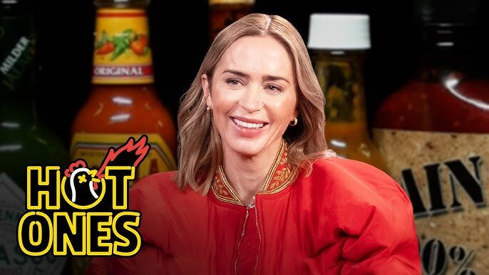 Горячие — s30e02 — Emily Blunt Is Up to the Challenge While Eating Spicy Wings