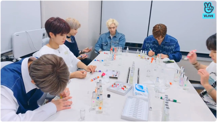 Stray Kids — s2019e192 — [Live] Making perfume for stay🖤