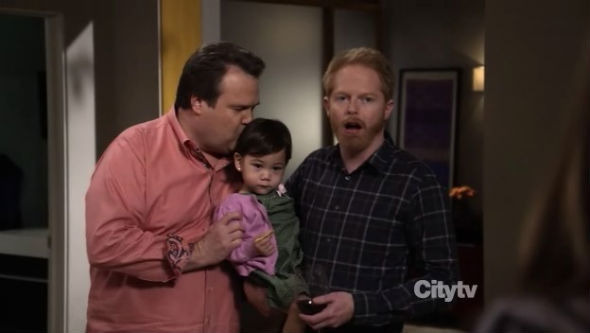 Modern Family — s02e20 — Someone to Watch Over Lily