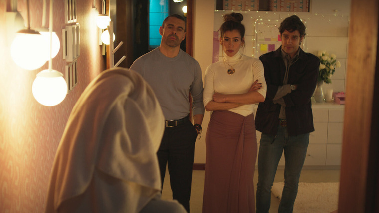 Romina Poderosa — s01e08 — Romina llega tarde a una cita con su familia por ayudar en un operativo