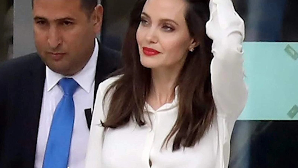 s02e08 — Angelina Jolie