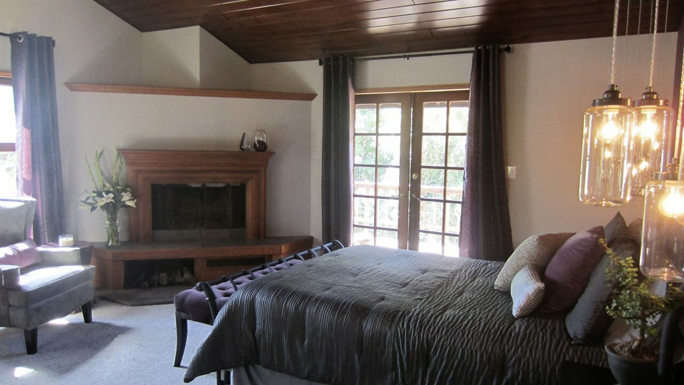 s2012e10 — Quirky and Modern Bedroom Blend