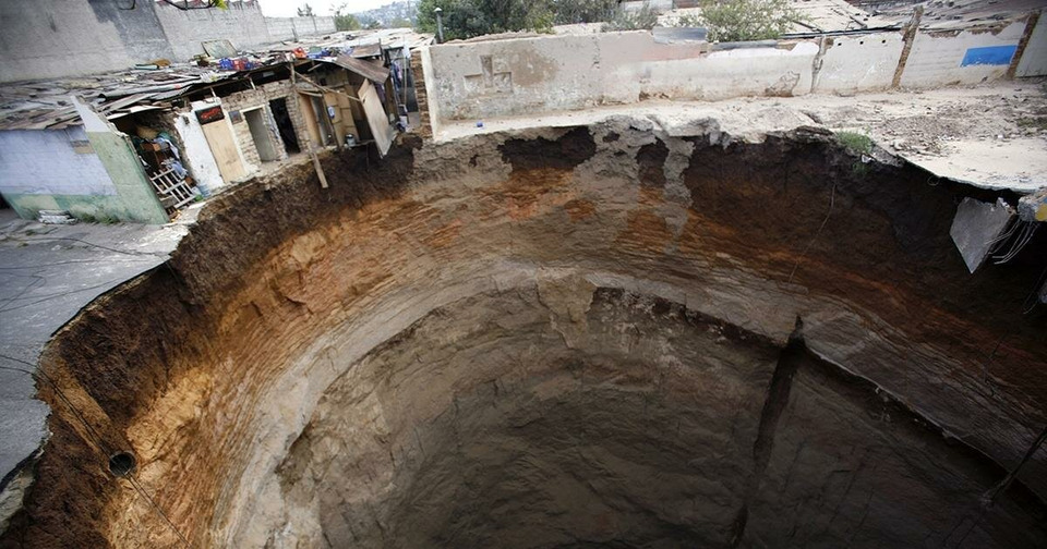 s42e13 — Sinkholes—Buried Alive
