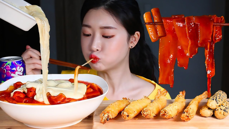 s02e68 — ASMR Корейская уличная еда! Пряные жареные рисовые лепешки (Сырный) & Жареные креветки MUKBANG