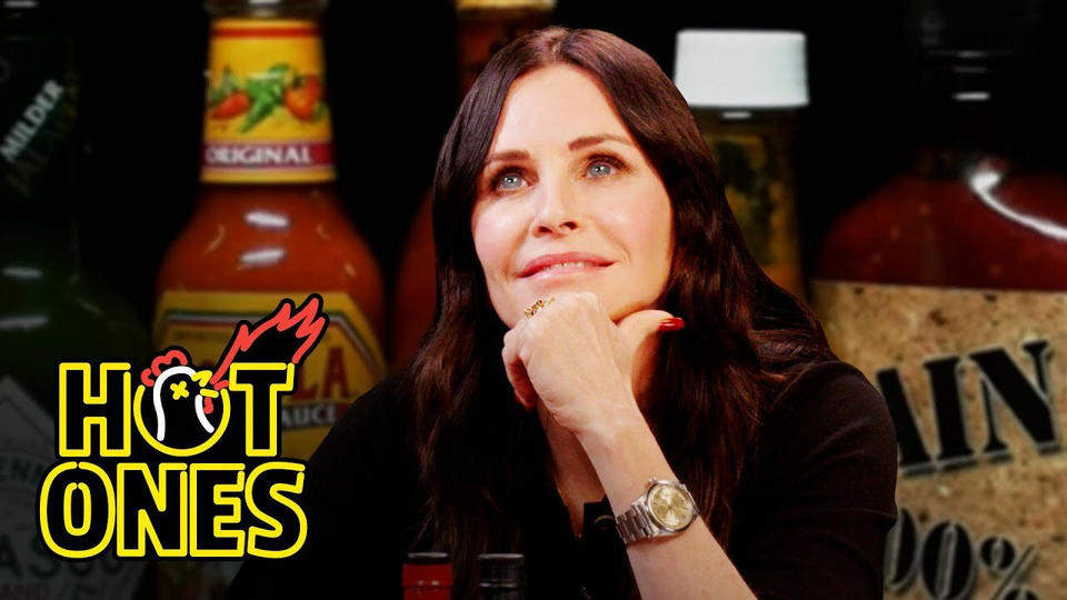 s17e08 — Courteney Cox Becomes Friends With Spicy Wings