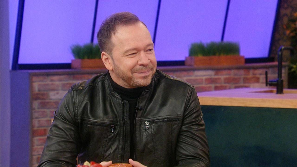 s13e94 — Donnie Wahlberg is hanging with Rach today