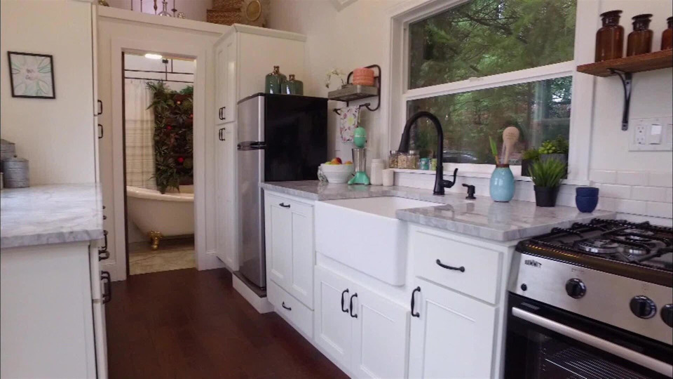 s01e07 — Tiny Home with Vintage Glam