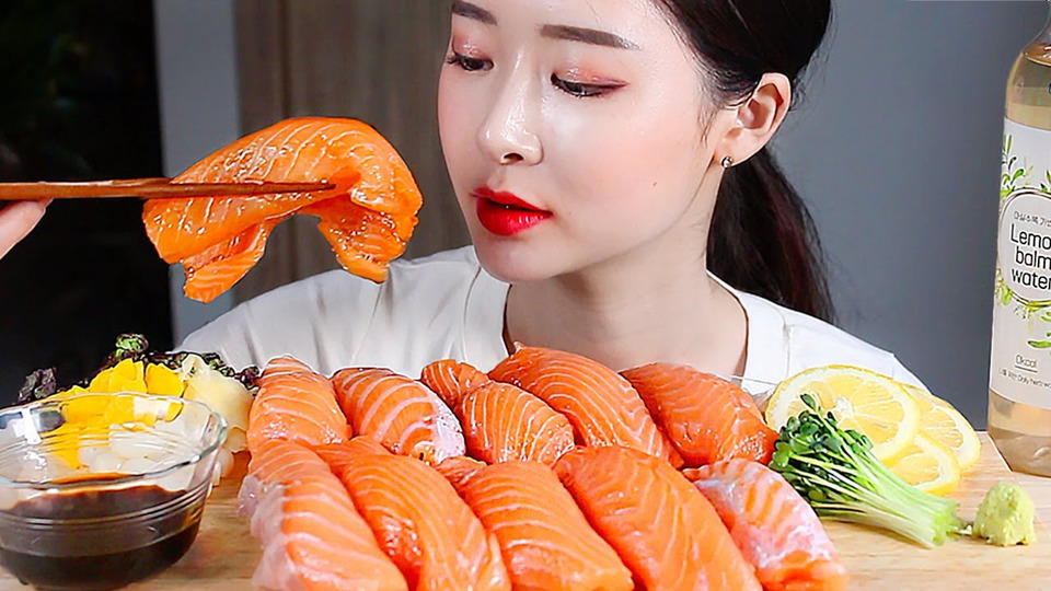 s01e53 — Огромные суши из лосося ASMR Mukbang Eating Show