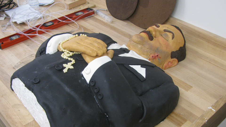 s04e31 — Coffins, Costumes and a Cake on a Gurney