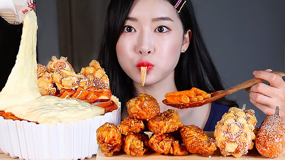 s01e131 — Пряный Ттеокбокки Корейский хот-дог Жареная курица с медом ASMR MUKBANG Eating Show