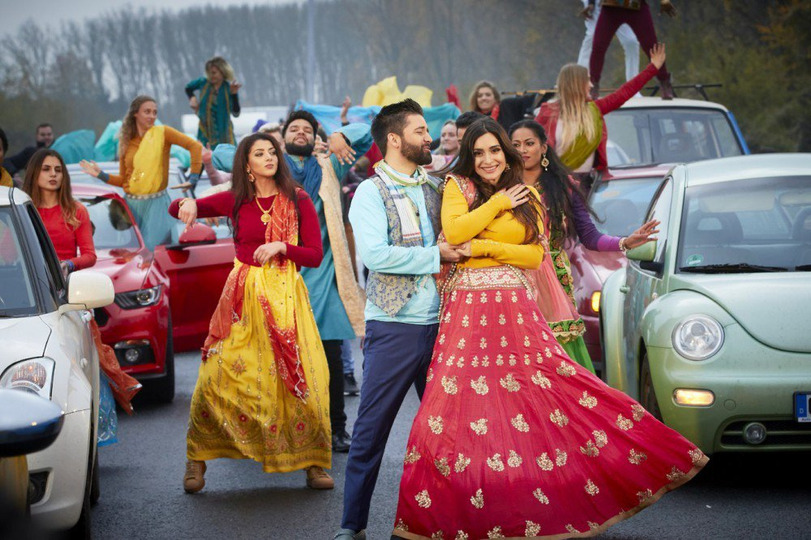 s43e01 — Hooray for Bollywood