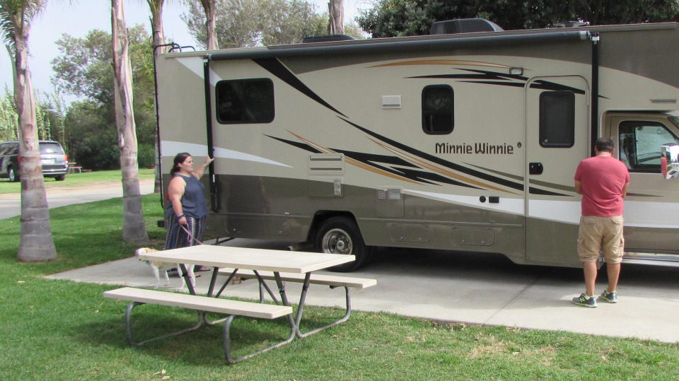 s04e10 — Newlyweds Look for a New RV