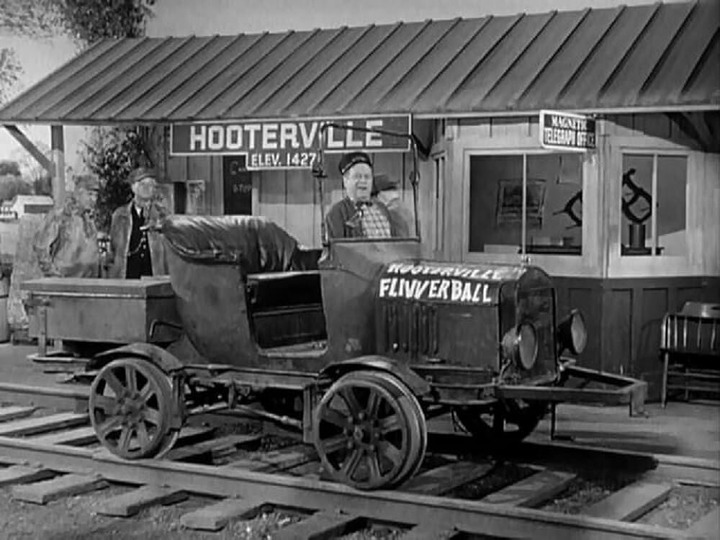 s01e28 — The Hooterville Flivverball