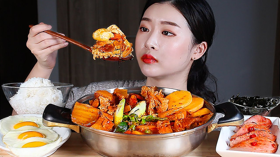 s01e135 — ASMR Острое кимчи-рагу Корейская домашняя еда MUKBANG Eating Show