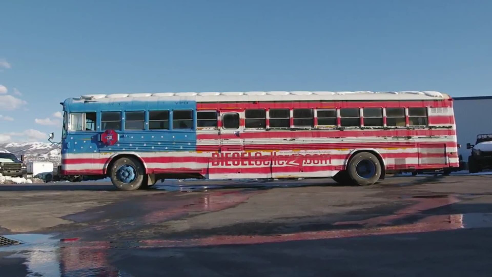 s04e01 — Big Bro Bus