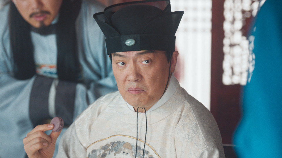 s01e06 — Course N° 6 Black Sesame Macaron