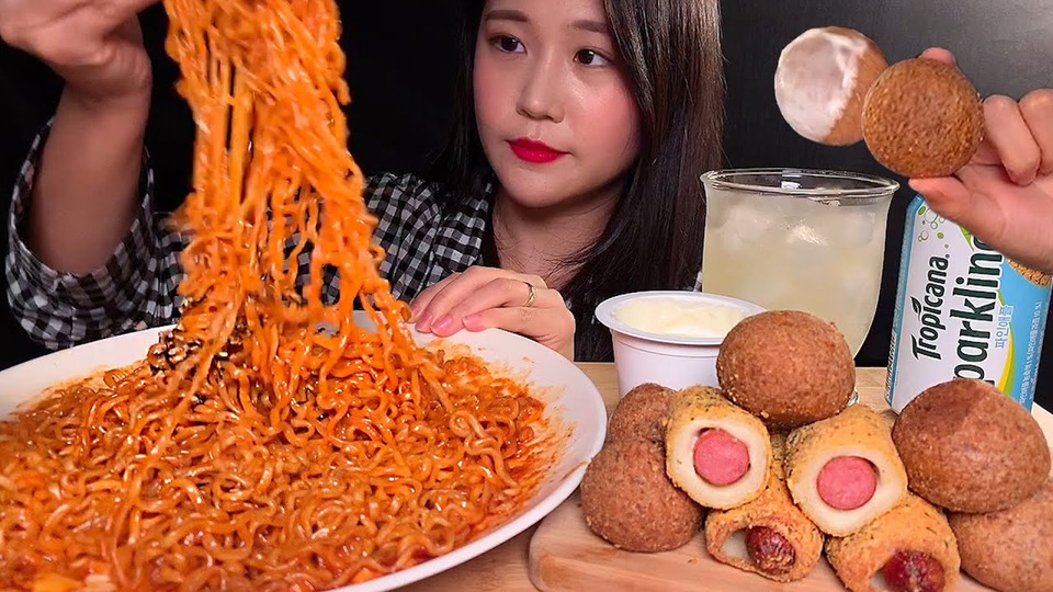 s01e13 — 불닭볶음면 2봉, BHC뿌링핫도그, 치즈볼 ASMR SPICY FIRE NOODLES, CHEESE BALLS, HOT DOG (EATING SOUNDS) MUKBANG