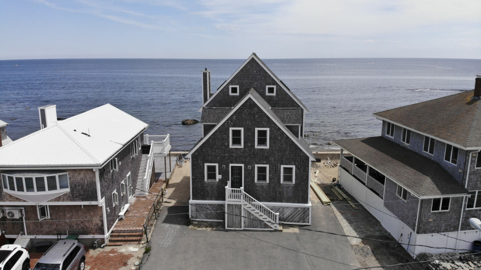 s2019e32 — New England Waterfront House