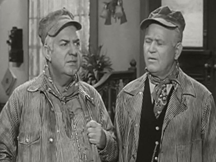 s01e18 — Hooterville vs. Hollywood