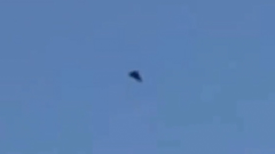 s05e23 — Couple Spots UFO Over Military Base in California and More