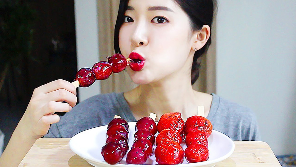 s01e14 — 딸기 포도 탕후루 리얼사운드먹방 / Fruit candy (Strawberry, Grape)糖葫芦 フルーツキャンディTanghulu Mukbang