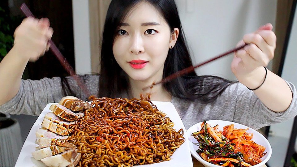 s01e06 — 짜파게티 보쌈 파김치 먹방 / Korean Black Bean Noodles with Pork Belly Mukbang