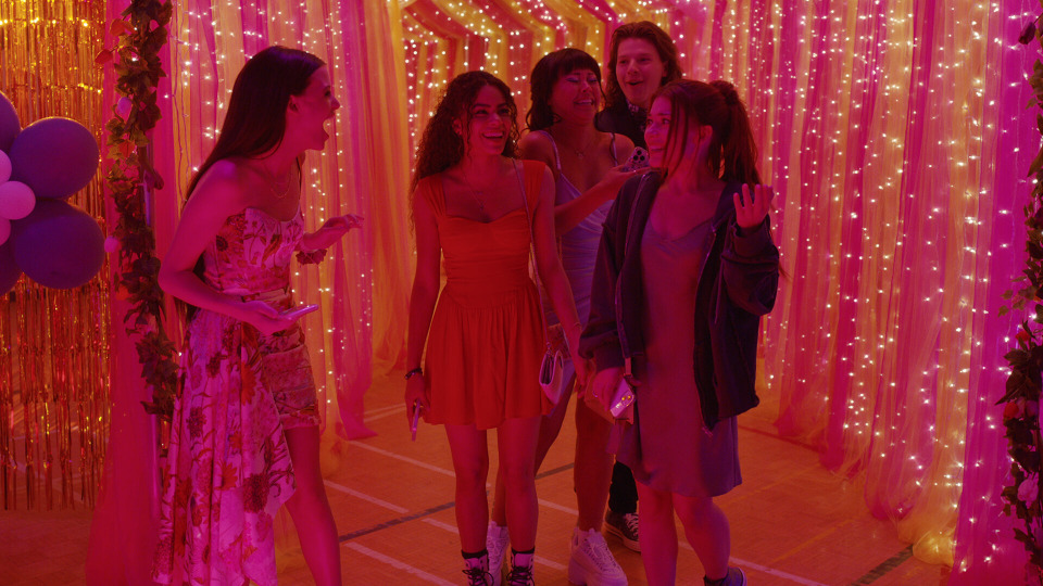 s03e03 — Friends Can Dance