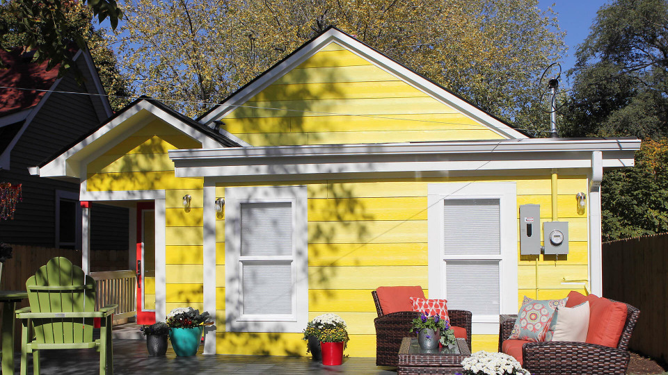 s01e03 — Tiny House Turns into a Bohemian Bungalow