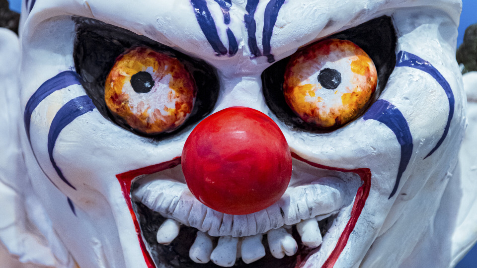 s13e04 — Killer Clowns!