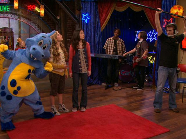 s01e23 — iCarly Saves TV