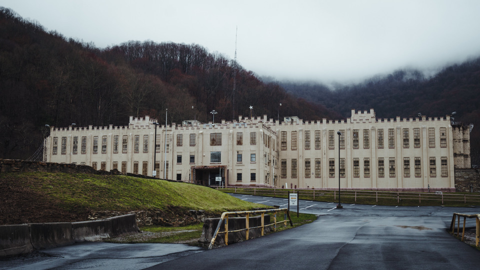 s01e01 — Brushy Mountain State Penitentiary