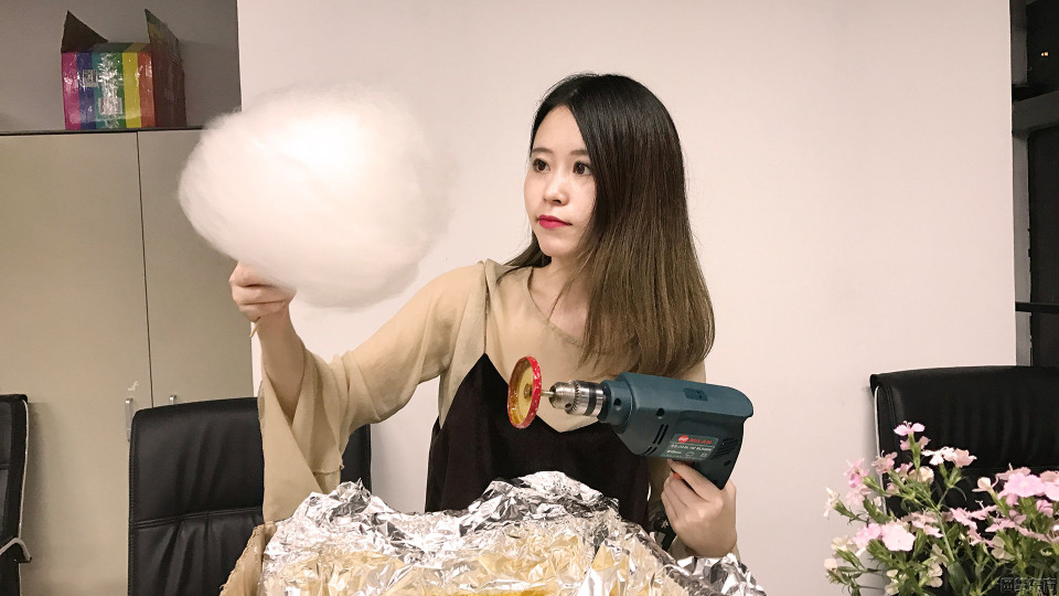 s01e12 — Cotton candy made with an electric drill at office! Genius! 