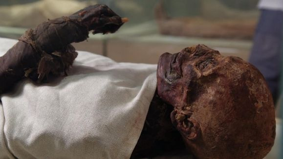 s01e06 — Unwrapping King Tut