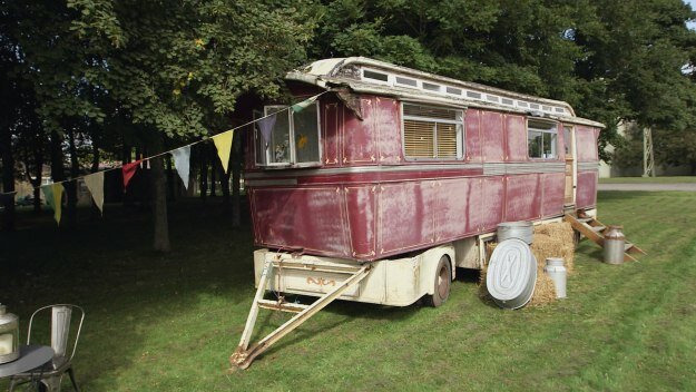 s01e05 — Beach Hut, Showman's Carriage and War Vehicle