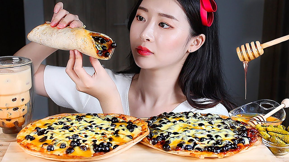 s01e129 — Пузырьковый чай тапиока жемчуг пицца! Черный сахарный пузырь DIY ASMR MUKBANG Eating Show