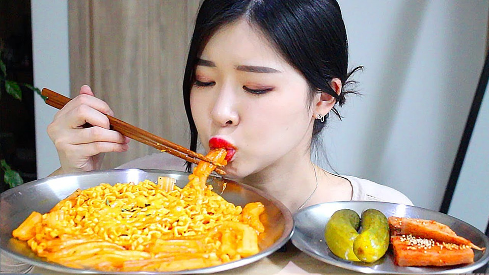 s01e23 — 분모자당면 왕창넣고 까르보불닭! 분모자까르보 리얼사운드먹방 / Carbo&Cheese Fire Noodles with Chinese giant noodles Mukbang.