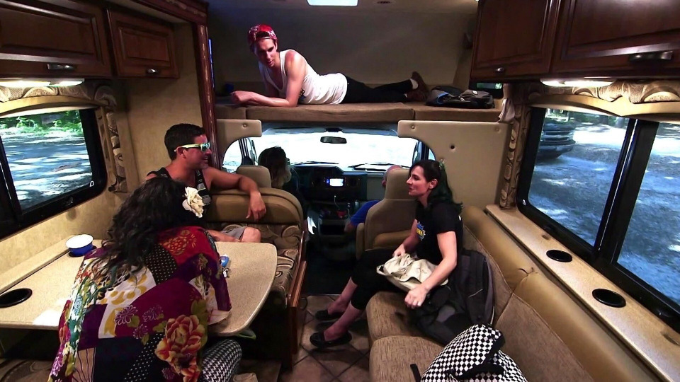 s01e04 — Keeping Up with the Joneses RV