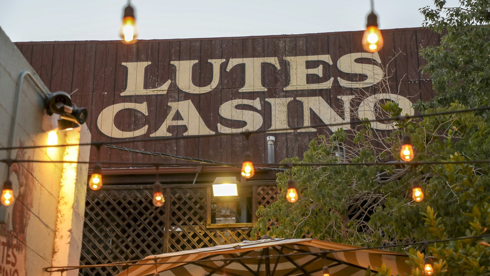 s18e03 — Lutes Casino