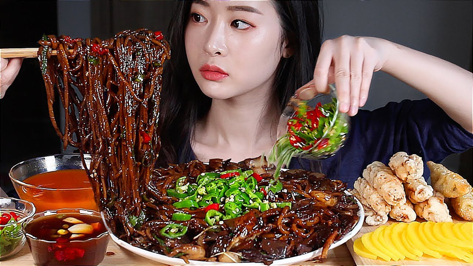 s01e144 — ASMR Пряная лапша из черной фасоли Полный корейский пряный перец чили MUKBANG EATING SHOW