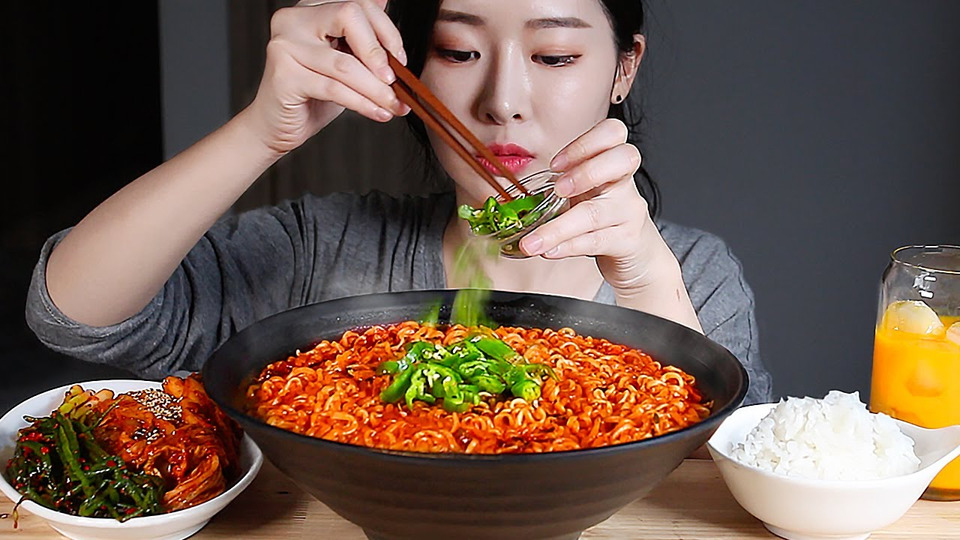 s01e139 — ASMR Пряный корейский суп с лапшой рамэн кимчи Острый перец MUKBANG Eating Show