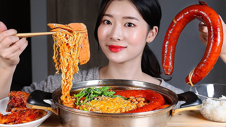 s01e125 — Тушеная колбаса 8 видов колбасы Корейская еда ASMR MUKBANG Eating Show