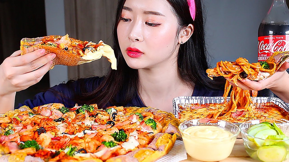 s01e102 — Куриная пицца с креветками Спагетти ASMR Mukbang Eating Show