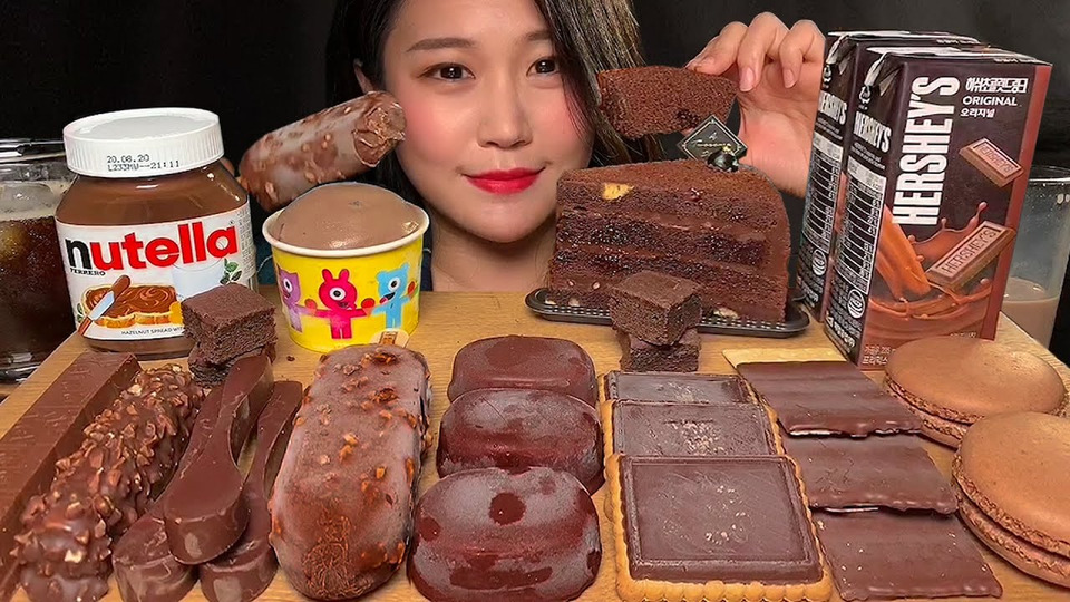 s01e22 — 초콜릿 디저트먹방 2탄 🍫🍪 ASMR CHOCOLATE DESSERT MACARON COOKIES CAKE CHOCOLATE BARS EATING SOUND MUKBANG