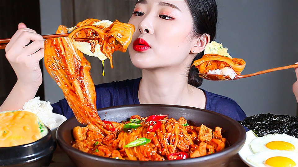 s01e97 — 돼지고기 김치찜 치즈계란찜 집밥 리얼사운드먹방 / BRAISED KIMCHI Mukbang Eating Show Kimchi hấp กิมจินึ่ง キムチ蒸し