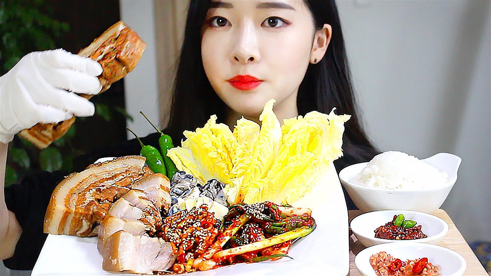 s01e16 — 통수육 굴보쌈 리얼사운드먹방 / Boiled Pork Belly with Kimchi and Oyster Mukbang