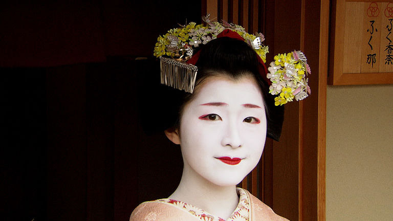 s06e06 — Maiko Hair Ornaments: A Classical Culture of Kawaii