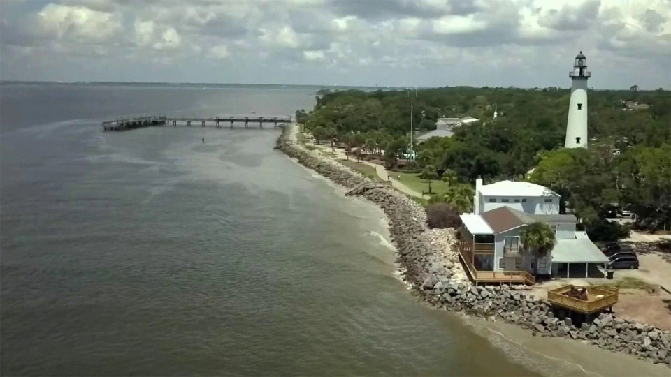 s02e01 — Home-in-One on St. Simons Island